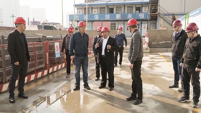 1：圖為戴董事長(zhǎng)一行檢查先鋒國(guó)際廣場(chǎng)三期酒店寫字樓項(xiàng)目施工現(xiàn)場(chǎng)。.jpg